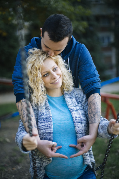 joven pareja embarazada
 - Foto, imagen