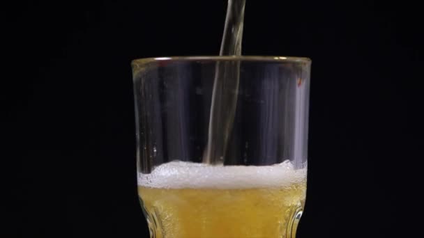 Φρέσκια μπύρα σε ποτήρι - Πλάνα, βίντεο
