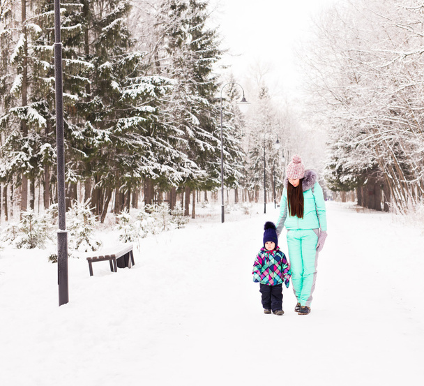feliz familia madre e hijo bebé hija en un paseo de invierno en el bosque
 - Foto, imagen