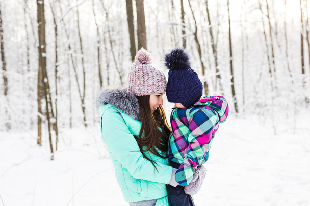 felice madre di famiglia e figlia bambino in una passeggiata invernale nei boschi
 - Foto, immagini