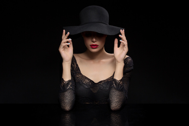Beautiful girl with red llips in black hat - Foto, immagini