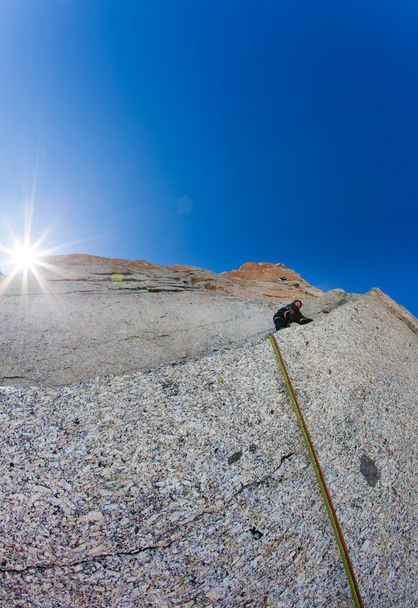 klimmer op een steile rotswand - Foto, afbeelding