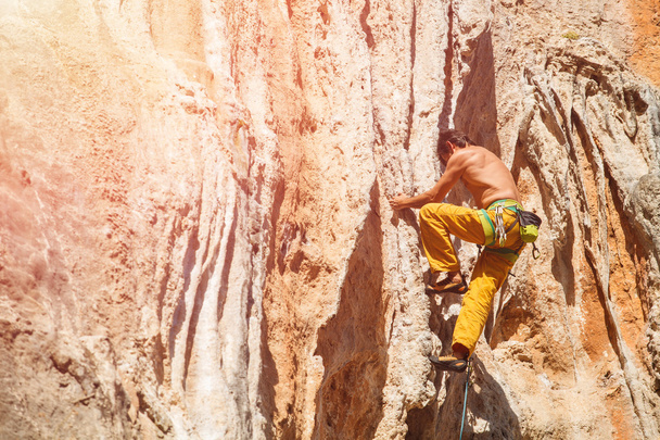 Ώριμα αρσενικά ροκ ορειβάτης στον τοίχο - Φωτογραφία, εικόνα