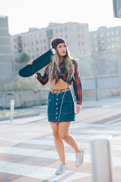 Woman model skater spaceru - Zdjęcie, obraz