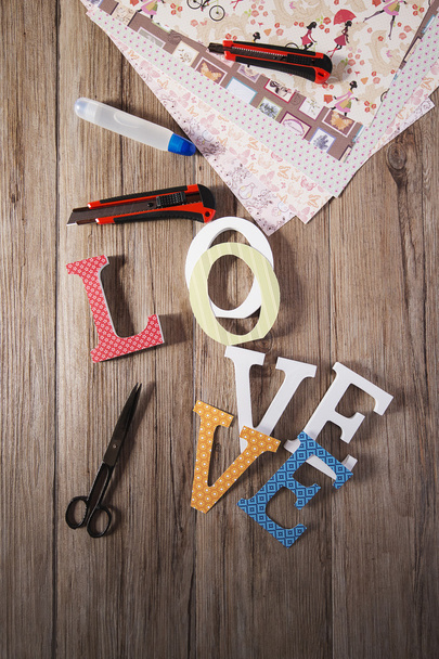Decorare lettere d'amore in legno con carte d'epoca su b di legno
 - Foto, immagini