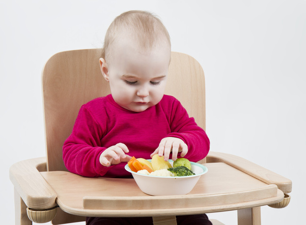 幼児高い椅子で食べる - 写真・画像