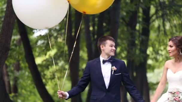 白と黄色のボールを保持している新婚夫婦 - 映像、動画