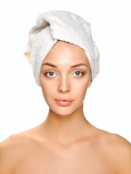 Красива жінка з рушником на голові на білому тлі
 - Фото, зображення