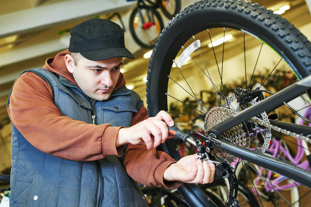 bicycle repair or adjustment - Valokuva, kuva