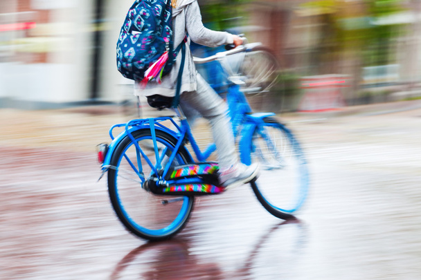 Bicycle rider v deštivé města - Fotografie, Obrázek
