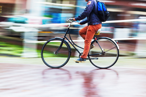 Fahrradfahrer in der verregneten Stadt - Foto, Bild