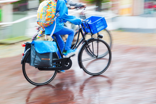 Bicycle rider v deštivé města - Fotografie, Obrázek