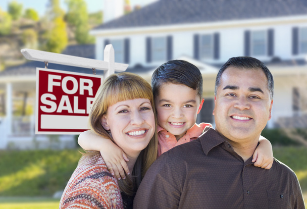 Satışı işareti ve evin önünde genç aile - Fotoğraf, Görsel