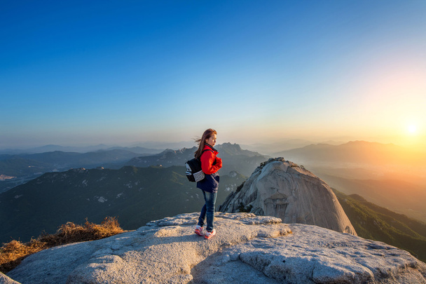 Woman stands on the peak of stone in Bukhansan national park,Seo - Foto, Imagem
