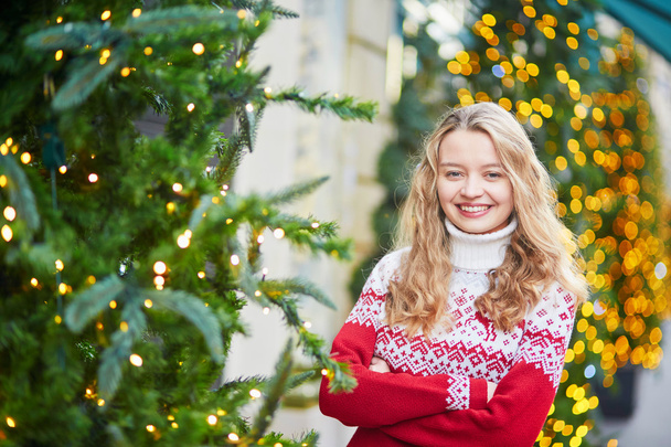 Girl with a brightly decorated Christmas tree - Foto, afbeelding
