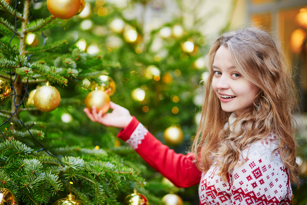 Girl decorating Christmas tree - Fotografie, Obrázek