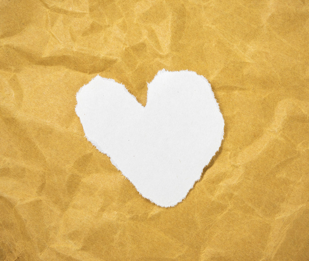 Forme de coeur en lettres découpées de magazine mis sur papier brun
. - Photo, image