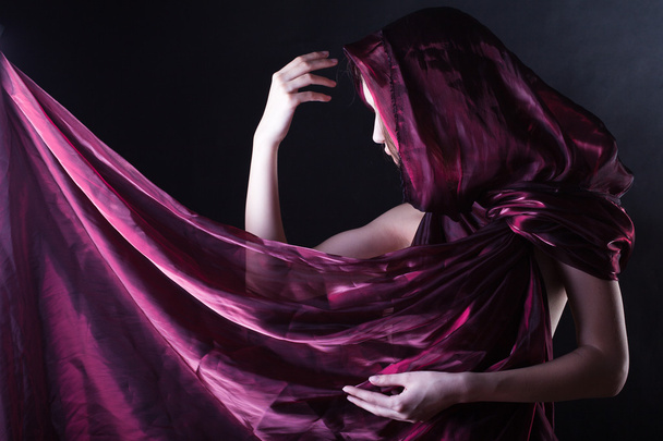 prachtige vrouw met paarse kleur sjaal - Foto, afbeelding