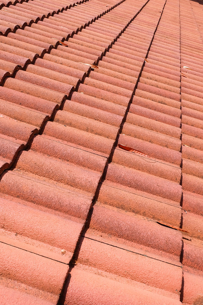 kahverengi kiremit çatı yapı konut yıpranmış - Fotoğraf, Görsel