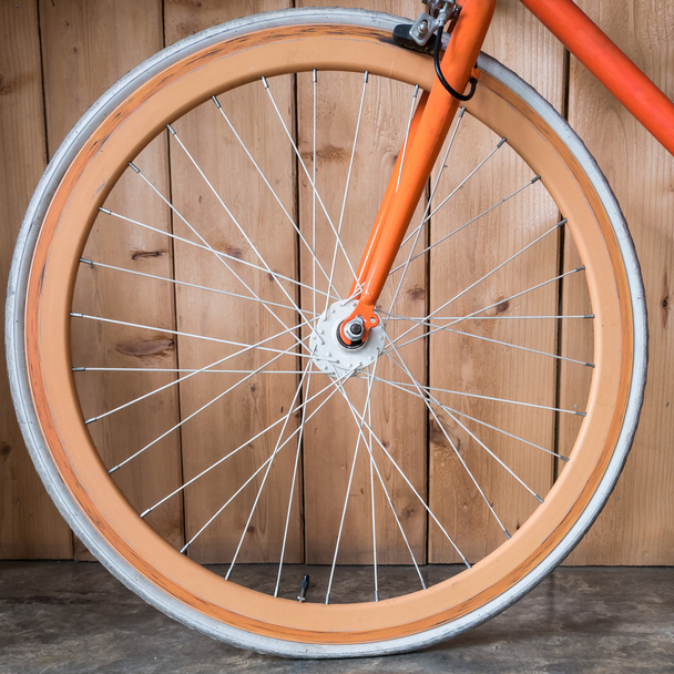 mocowanych na rower parkowania z ścienne z drewna, z bliska obraz - Zdjęcie, obraz