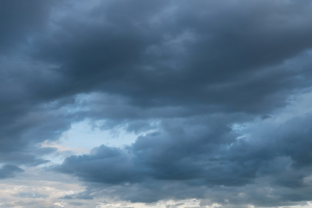 δυνατή βροχή σύννεφα θύελλα, καταιγίδα δραματικό ουρανό - Φωτογραφία, εικόνα