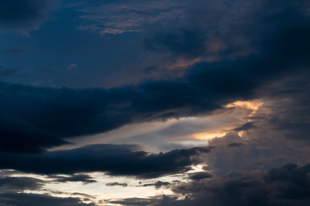 сутінкове небо заходу сонця з похмурим і сонячним світлом через хмари
 - Фото, зображення