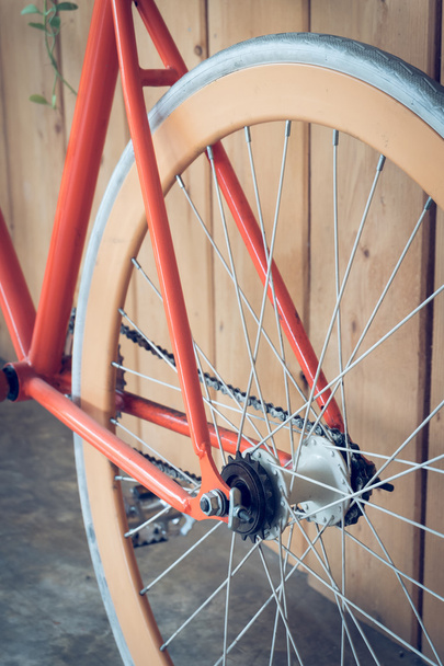 bicicleta de engranaje fijo estacionada con pared de madera, imagen de primer plano
 - Foto, imagen