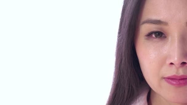 Üzgün depresif Asyalı Japon kadın kameraya bakarak duyguların - Video, Çekim