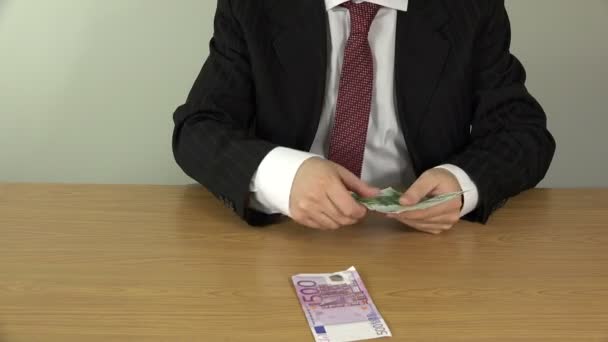 Eladó kezek számítanak pénzt készpénzben euro-bankjegyek. 4k - Felvétel, videó