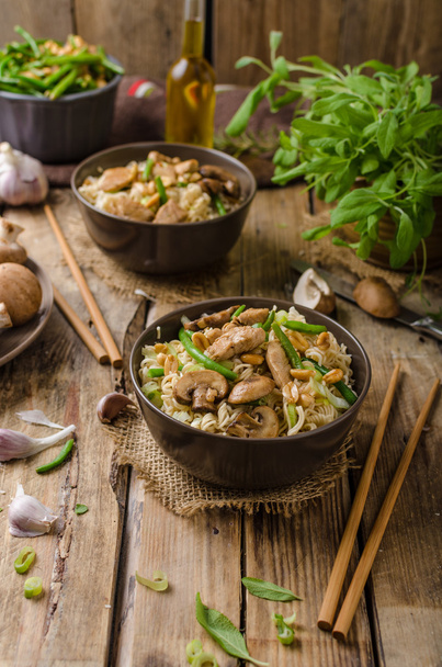 Chinese noodles with brown mushrooms - Foto, afbeelding