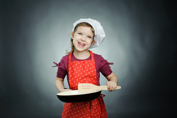 A little girl in white hat with frying pan - Fotoğraf, Görsel