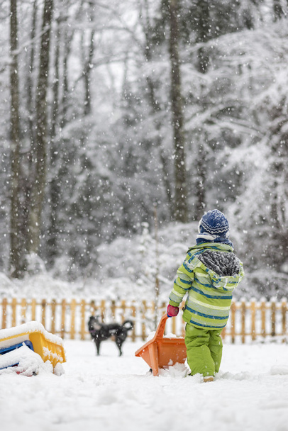 Διασκέδαση χειμώνα - μικρών παιδιών σε χιόνι κοστούμι παίζοντας στο χιόνι - Φωτογραφία, εικόνα