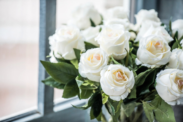 Bouquet of white roses in vase - Foto, Bild
