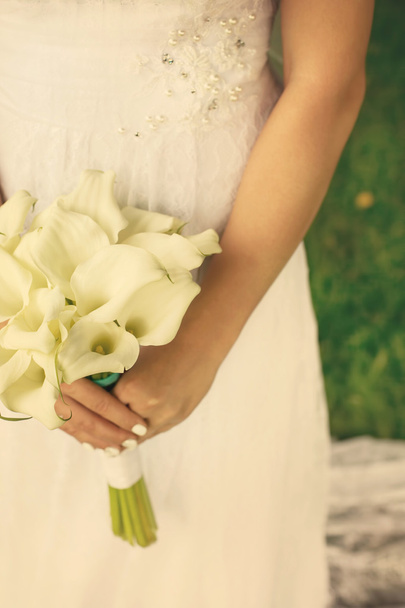  Bride holding white Calla  bouquet  - Valokuva, kuva