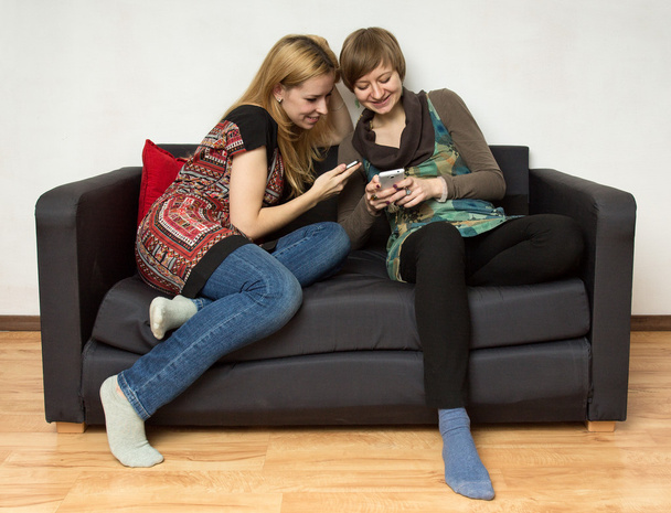 zwei junge Frauen mit Mobiltelefonen - Foto, Bild