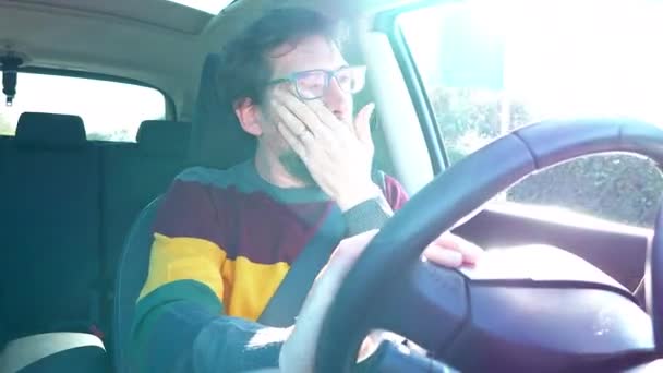 Sick man feeling fever sneezing while driving car 4K - Séquence, vidéo