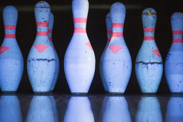 White skittles for bowling and their reflection  - 写真・画像