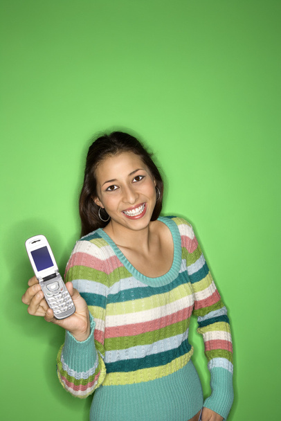 Adolescente tenant téléphone portable
. - Photo, image