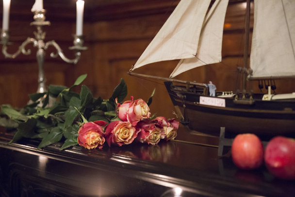 kimppu kauniita ruusuja, malli purjevene ja kaksi omenaa b
 - Valokuva, kuva