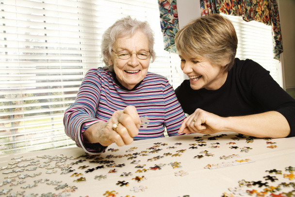 starsza kobieta i młodsza kobieta robi logiczne - Zdjęcie, obraz