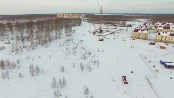 4k budowy wieżowców w zimie. Widok z lotu ptaka - Materiał filmowy, wideo
