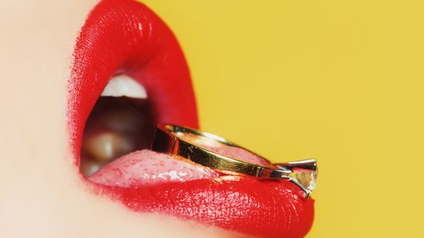 Kadın dudakları ile yüzük - Fotoğraf, Görsel