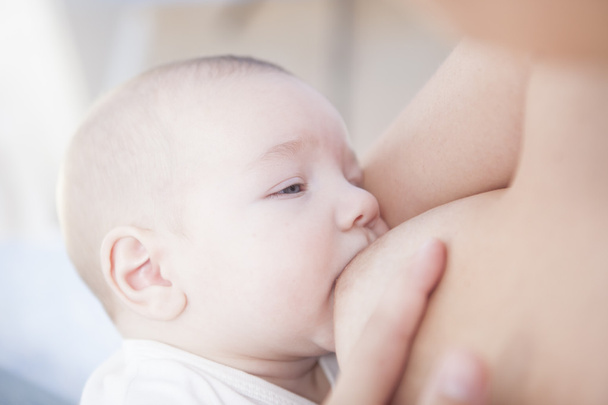 Мати годує груди дитиною
  - Фото, зображення