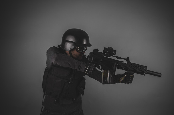 airsoft player holding gun - Foto, imagen