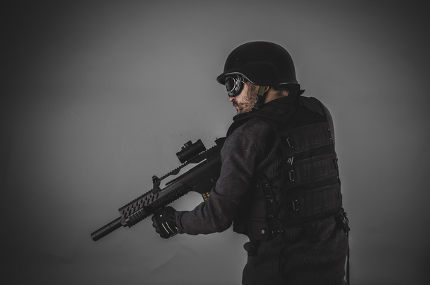 airsoft player holding gun - Foto, afbeelding
