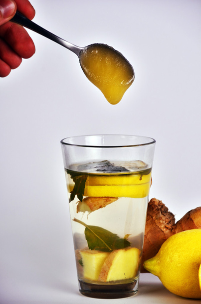 Taza de té de jengibre con limón y miel sobre fondo azul oscuro, vista superior
 - Foto, imagen