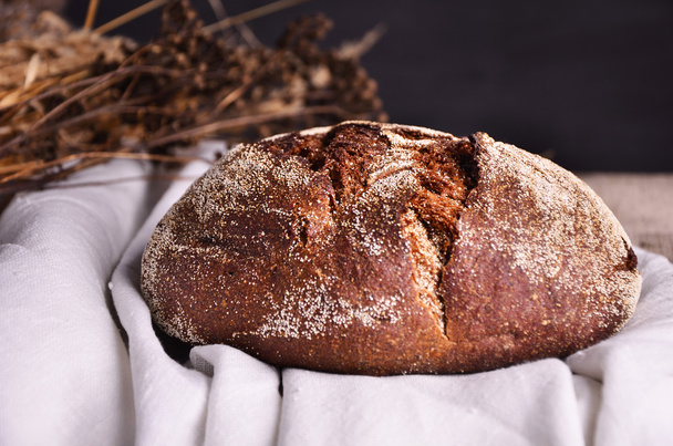 Čerstvě upečený tradiční chléb na dřevěném stole - Fotografie, Obrázek