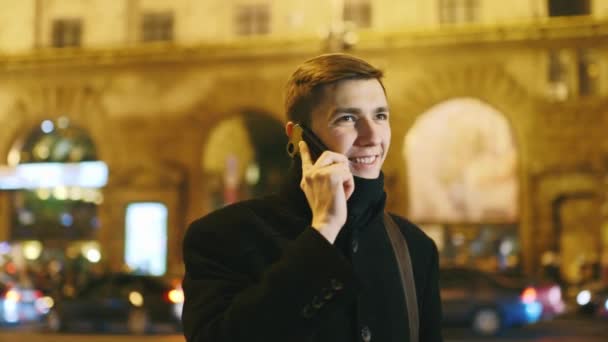 jonge zakenman praten op een mobiele telefoon - Video