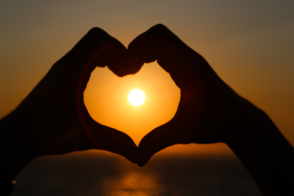 Auringonnousu sydän siluetti
 - Valokuva, kuva