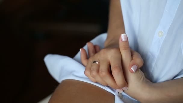 Hands With Ring on a Lap - Πλάνα, βίντεο